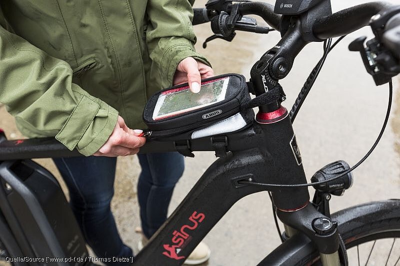 Smartphonetasche Smartphone-Taschen oder Lenkerhalterungen schützen das Telefon vor der Witterung.